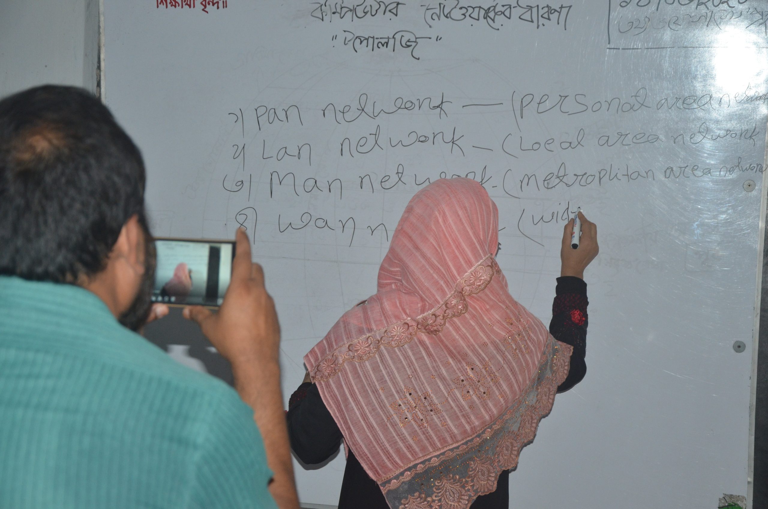 শিক্ষার্থীদের অনলাইনে পাঠদান করছে শোমসপুর বালিকা উচ্চবিদ্যালয়