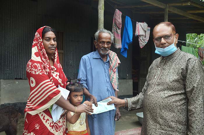 খোকসার প্রয়াত কবি পরিবারের সহায়তা দিলো তারা sorot sorkar