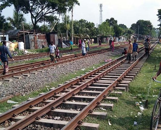 কুষ্টিয়ায় ট্রেনে কাটা পড়ে অজ্ঞাত ব্যক্তি মারা গেছে