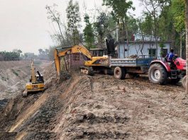 ঠিকাদারের বিরুদ্ধে খালের মাটি বিক্রির অভিযোগ