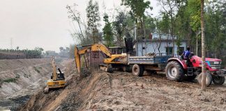 ঠিকাদারের বিরুদ্ধে খালের মাটি বিক্রির অভিযোগ