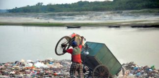 গড়াই নদীর পানি পৌর সভার আবর্জনায় দুষিত হচ্ছে