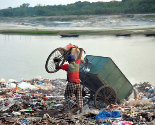 গড়াই নদীর পানি পৌর সভার আবর্জনায় দুষিত হচ্ছে