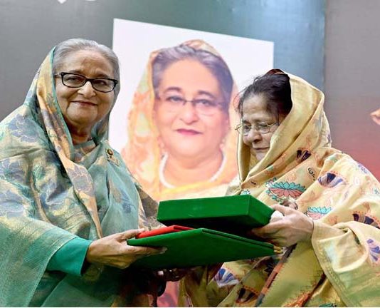 স্বাধীনতা পুরস্কার দিলেন প্রধানমন্ত্রী