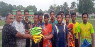 ফুটবলারদের জন্য জার্সি উপহার