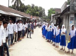 শিক্ষককের উপর হামলার প্রতিবাদে শিক্ষার্থীদের মানববন্ধন