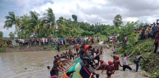 যাত্রীবাহী বাস নিয়ন্ত্রণ হারিয়ে পুকুরে পড়ে ১৭ জন নিহত