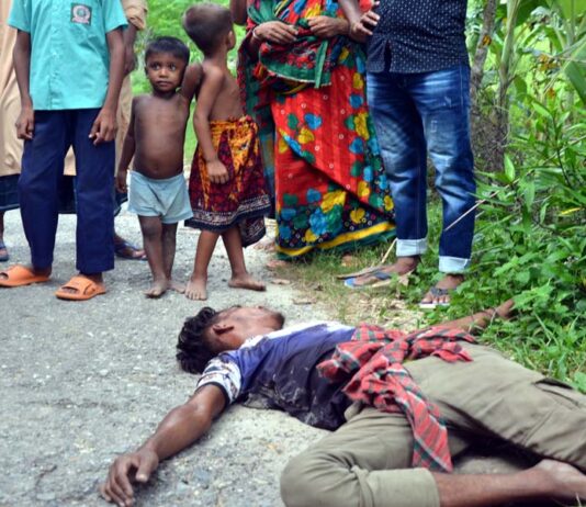 খোকসায় চোর সন্দেহে কিশোরকে পেটালো গ্রামবাসী