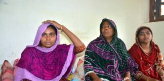 খোকসায় কলেজ ছাত্রীকে উত্যক্তের প্রদিবাদ করা হামলা লুট