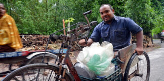 পঙ্গুত্বের কাছে হার না মানা খোকসার অমরেশ