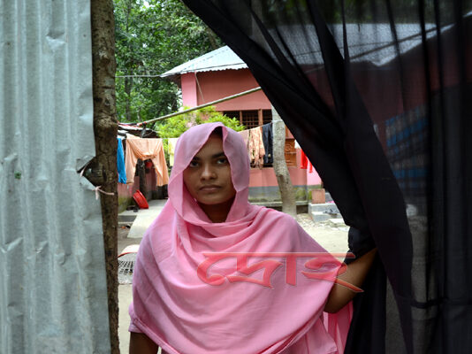 গ্যাসের গন্ধে প্রথমে দু’পা পিছিয়ে আসেন কলেজ ছাত্রী মাসুমা