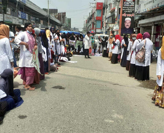 কুষ্টিয়ায় ম্যাটস শিক্ষার্থীদের মানববন্ধন