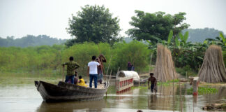খোকসায় ব্রিজের উপর দিয়ে নৌকা চলে