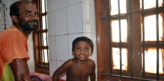 এক শিশু বটি দিয়ে কুপিয়েছে আর এক শিশুকে