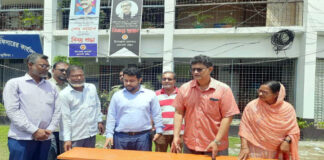 কুমারখালীতে বেঞ্চ বিতরণ