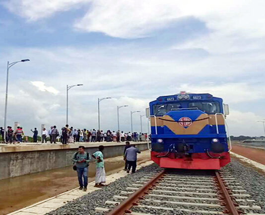 পদ্মা সেতু পাড়ি দিল ট্রেন