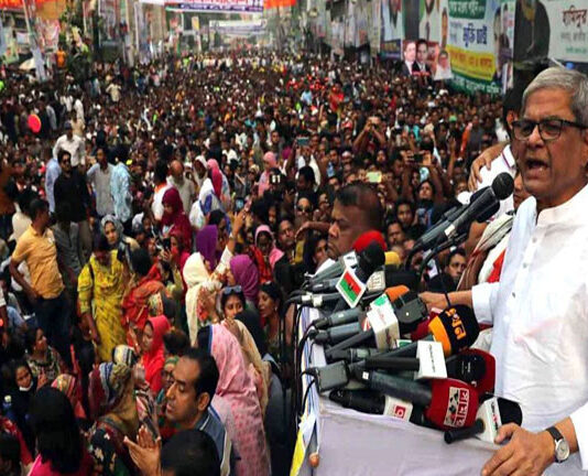 কাঁদানে গ্যাসের ধোঁয়ায় মঞ্চ ছাড়লেন বিএনপির নেতারা, রবিবার সকাল সন্ধা হরতালের ডাক