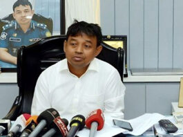 ডিবির ড্রেস পরে বাসে আগুন দেওয়া ব্যক্তিকে আমরা খুঁজছি