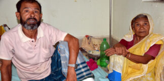 খোকসায় বাবার পা ভেঙ্গে দিলো ছেলে