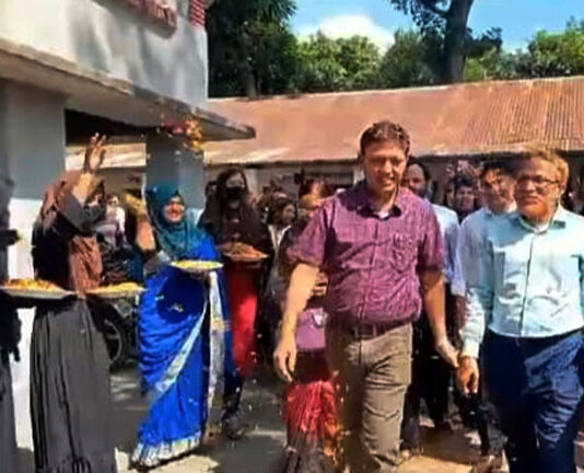 মোটরসাইকেল বহর নিয়ে ক্যাস্পাসে এলেন অধ্যক্ষ