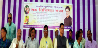 কুমারখালীতে মন্দির কমিটির হাতে অনুদানের চেক বিতরণ