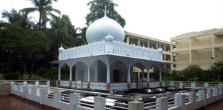 ছেঁউড়িয়ার আখড়া বাড়ি বাউল-সাধু আর দর্শনার্থীতে মুখর