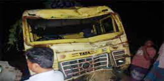 চুয়াডাঙ্গায় নিয়ন্ত্রণ হারিয়ে ট্রাক রান্না ঘরে