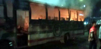 এক সন্ধ্যায় রাজধানীতে ৩ বাসে আগুন