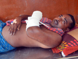 খোকসায় পল্লী চিকিৎসকের হাত-পা ভেঙ্গে দিলো সন্ত্রাসীরা