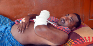 খোকসায় পল্লী চিকিৎসকের হাত-পা ভেঙ্গে দিলো সন্ত্রাসীরা