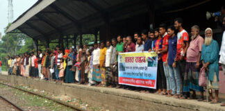 খোকসায় আন্তঃনগর ট্রেন দাঁড়করানোর দাবিতে মানববন্ধন