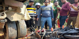 ট্রাকের চাকায় পৃষ্ট যুবলীগ কর্মী