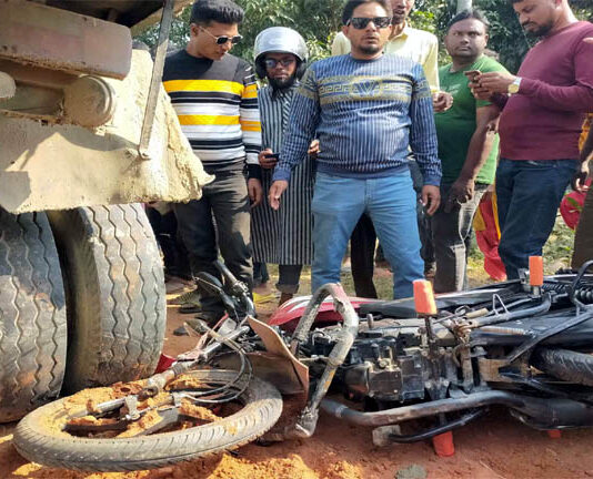 ট্রাকের চাকায় পৃষ্ট যুবলীগ কর্মী