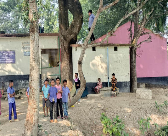 বিলম্বে বিদ্যালয়ে আসা ৫ জন শিককে শোকজ