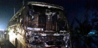 কুষ্টিয়ায় রাস্তার পাশে দাঁড়িয়ে থাকা যাত্রীবাহী বাসে আগুন