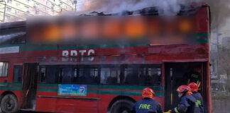 রাজধানীতে বিআরটিসির দ্বিতল বাসে আগুন