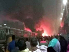 ঢাকায় মোহনগঞ্জ এক্সপ্রেস ট্রেনে আগুন, মা-শিশুসহ নিহত ৪