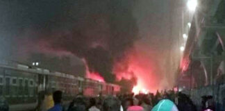 ঢাকায় মোহনগঞ্জ এক্সপ্রেস ট্রেনে আগুন, মা-শিশুসহ নিহত ৪