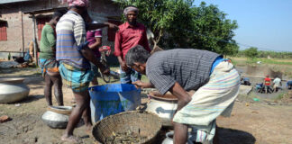 কাঁদার নিচে প্রাকৃতিক মাছ