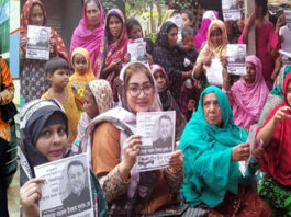 স্বামীর পক্ষে ভোট চাচ্ছেন স্বতন্ত্র প্রার্থী স্ত্রী