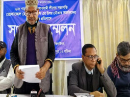 মুজিব কোট ছিড়ে নিয়েছে নৌকার সমর্থকরা
