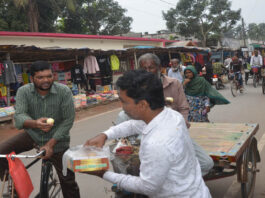 খোকসায় তিনমণ মিষ্টি বিতরণ