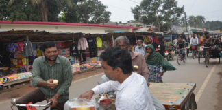 খোকসায় তিনমণ মিষ্টি বিতরণ