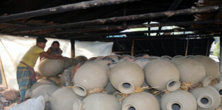 ব্যস্ত মৃৎ শিল্পীরা