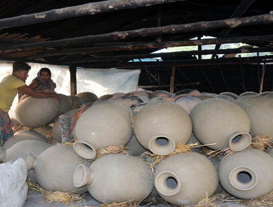 ব্যস্ত মৃৎ শিল্পীরা