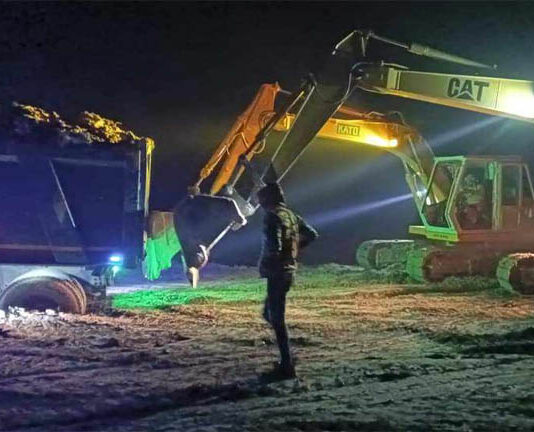 রাতের আঁধারে বিক্রি হচ্ছে পদ্মার তীরবর্তী ফসলি জমির মাটি