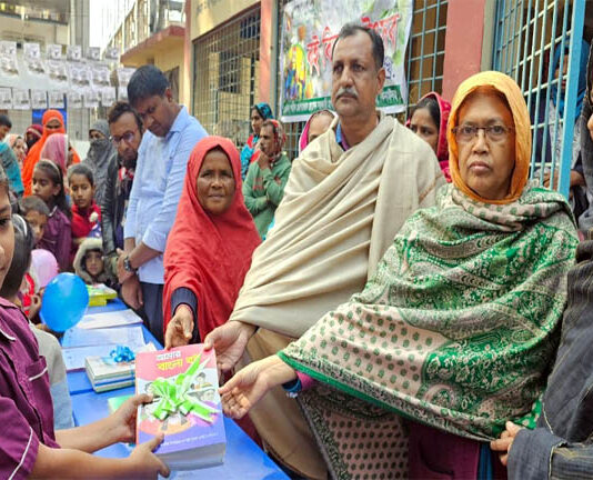 ঝিনাইদহে নতুন পাঠ্যবই বিতরণ