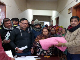 খোকসায় শীতার্থদের মধ্যে কম্বল বিতরণ