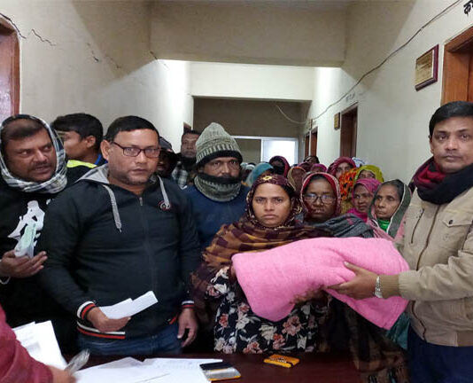 খোকসায় শীতার্থদের মধ্যে কম্বল বিতরণ