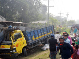 খোকসায় দোকানে মধ্যে ঢুকে পরলো ট্রাক